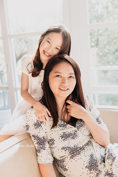 晴硯＆棠釉和爸拔媽麻第三次來拍家庭攝影了，晴硯越來越漂亮，棠釉轉眼兩年長大好多啊！一家人很自然地互動，這次走輕鬆自在風格！這張是美麗的媽麻和姊姊的合照！