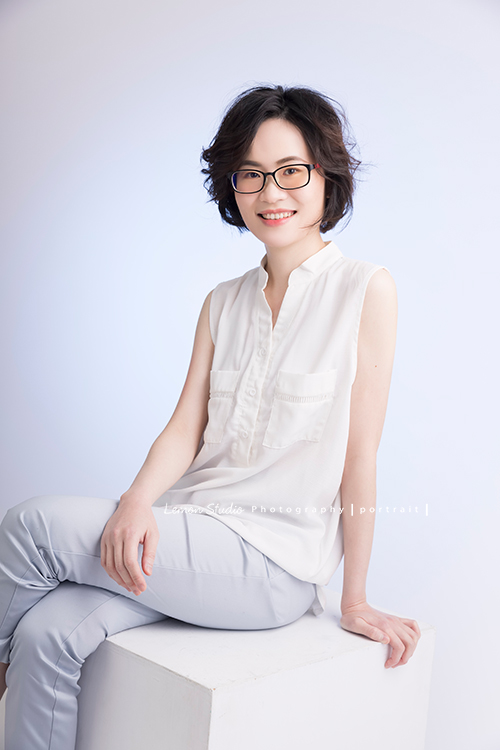 在銀行業工作的彥彤,拍起來很有日本女性的味道啊!直髮的造型拍完後,黎爸和造型師鼓勵她嘗試一個不同的髮型,果然拍出截然不同的感覺!是一個很棒的嘗試!這張彥彤很自在且有另一種自信成熟的感覺!