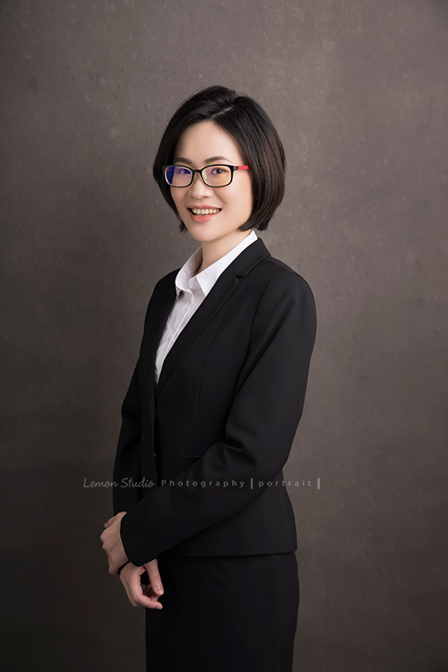 在銀行業工作的彥彤,拍起來很有日本女性的味道啊!直髮的造型拍完後,黎爸和造型師鼓勵她嘗試一個不同的髮型,果然拍出截然不同的感覺!是一個很棒的嘗試!這張彥彤有點俏皮地著鏡頭,很美啊!