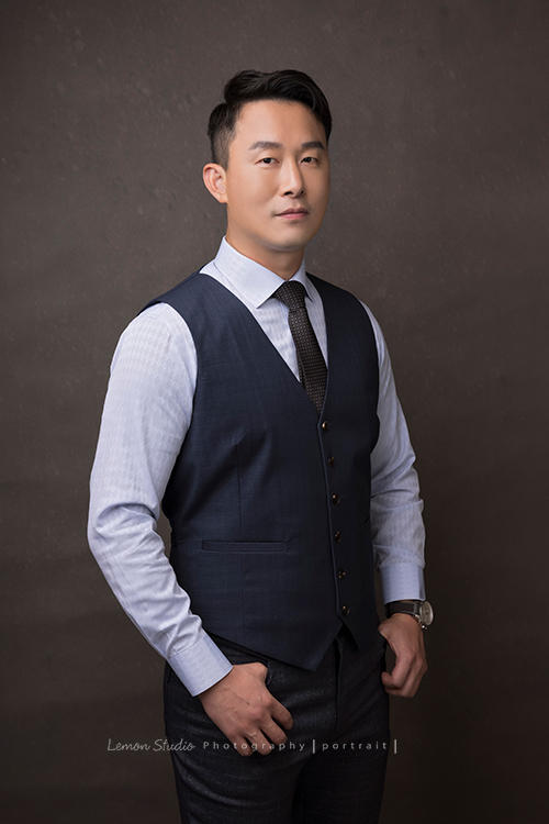 曾是軍職的 Mark來拍個人形象照,退伍後的他從事房地產業,帥氣的 Mark拍起來很有韓國帥氣歐巴的感覺啊,站姿的姿勢都非常的英挺好看,這張Mark兩手都放口袋,很沈穩地看著鏡頭!