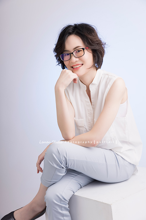 在銀行業工作的彥彤,拍起來很有日本女性的味道啊!直髮的造型拍完後,黎爸和造型師鼓勵她嘗試一個不同的髮型,果然拍出截然不同的感覺!是一個很棒的嘗試!這張彥彤輕鬆且自在地擺著姿勢看著鏡頭!