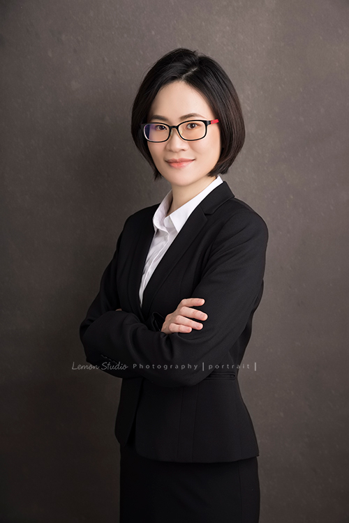 在銀行業工作的彥彤,拍起來很有日本女性的味道啊!直髮的造型拍完後,黎爸和造型師鼓勵她嘗試一個不同的髮型,果然拍出截然不同的感覺!是一個很棒的嘗試!這張彥彤雙手抱胸看著鏡頭,很有自信又有氣質的一張個人形象照!