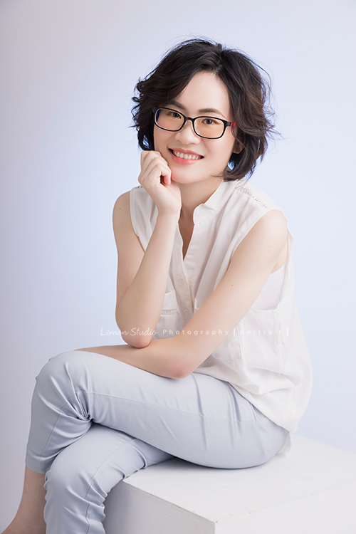 在銀行業工作的彥彤,拍起來很有日本女性的味道啊!直髮的造型拍完後,黎爸和造型師鼓勵她嘗試一個不同的髮型,果然拍出截然不同的感覺!是一個很棒的嘗試!這張彥彤換了髮型,坐在椅子上,一手托著下巴,笑得很開心地看著鏡頭!