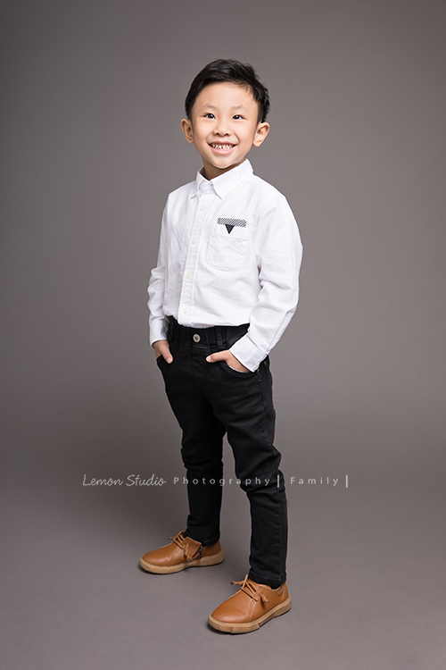 剛滿五歲的杰睿跟爸拔媽麻來拍家庭寫真,這張是杰睿很有自信的獨照啊!小帥哥!