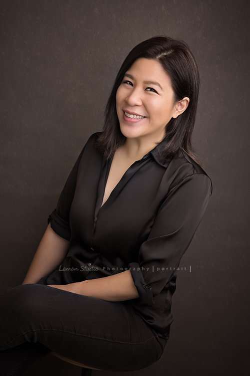 承錇媽麻的同事Eva來拍形象照,在留學產業工作的Eva,拍起來好有國外/美式的氛圍,這張Eva的個人形象照Eva笑起來好美!真的是一張很棒的形象照啊!