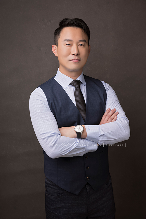 曾是軍職的 Mark來拍個人形象照,退伍後的他從事房地產業,帥氣的 Mark拍起來很有韓國帥氣歐巴的感覺啊,站姿的姿勢都非常的英挺好看,這張Mark站著雙手抱胸表情既有自信又有親和力!