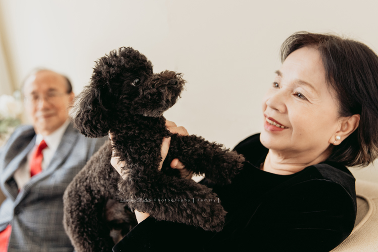 蕙瑜＆家瑜兩姊妹的寶寶們都剛出生不久，剛好這時先生們都在國外，姐妹倆和爸爸媽媽及家中的可愛貴賓狗狗一起來拍寶寶寫真，這張是伯母和的貴賓狗狗的互動相片！