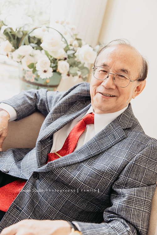 蕙瑜＆家瑜兩姊妹的寶寶們都剛出生不久，剛好這時先生們都在國外，姐妹倆和爸爸媽媽及家中的可愛貴賓狗狗一起來拍寶寶寫真，這張是伯父的獨照！伯父笑得好開心啊！