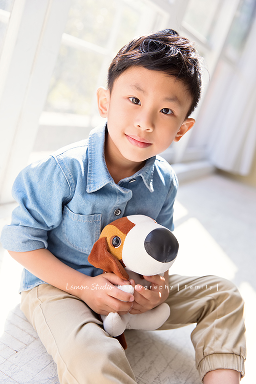 剛滿五歲的杰睿跟爸拔媽麻來拍家庭寫真,這張是杰睿坐著很有自信的眼神看著黎爸的個人獨照!