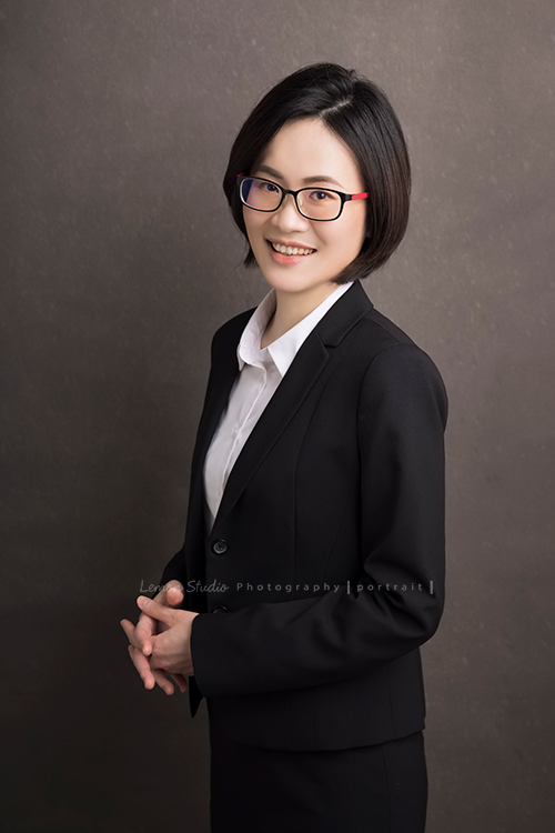 在銀行業工作的彥彤,拍起來很有日本女性的味道啊!直髮的造型拍完後,黎爸和造型師鼓勵她嘗試一個不同的髮型,果然拍出截然不同的感覺!是一個很棒的嘗試!這張彥彤雙手在前,很有親和力地看著鏡頭!