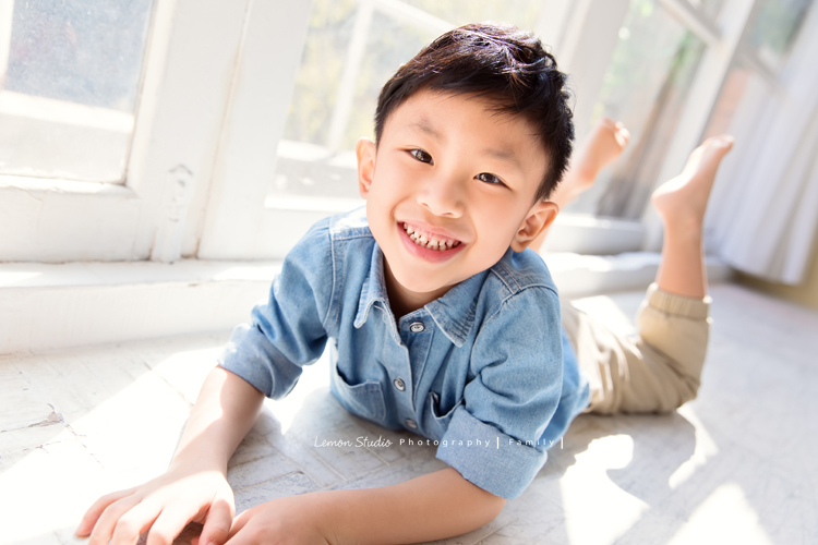 剛滿五歲的杰睿跟爸拔媽麻來拍家庭寫真,這張是杰睿趴在地上很有自信的獨照!