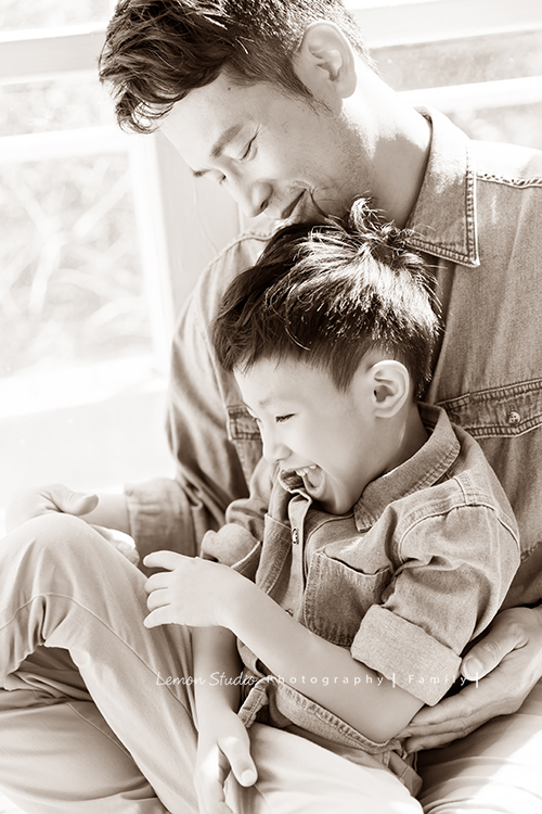 剛滿五歲的杰睿跟爸拔媽麻來拍家庭寫真,這張是杰睿坐在爸拔身上,跟爸拔玩、兩人互動的美好一瞬間!