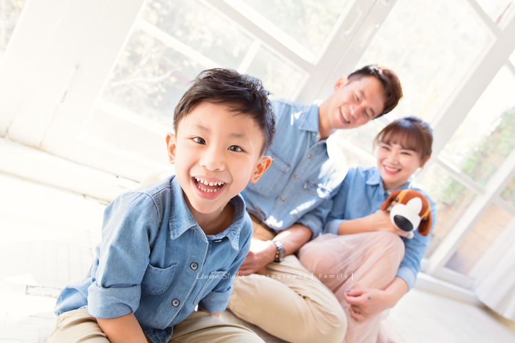 剛滿五歲的杰睿跟爸拔媽麻來拍家庭寫真,這張是杰睿坐在前面很有自信燦爛地笑著的相片!