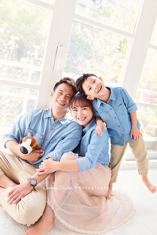 剛滿五歲的杰睿跟爸拔媽麻來拍家庭寫真,這張是杰睿靠在爸拔媽麻身上,三人好自然的互動與美好!