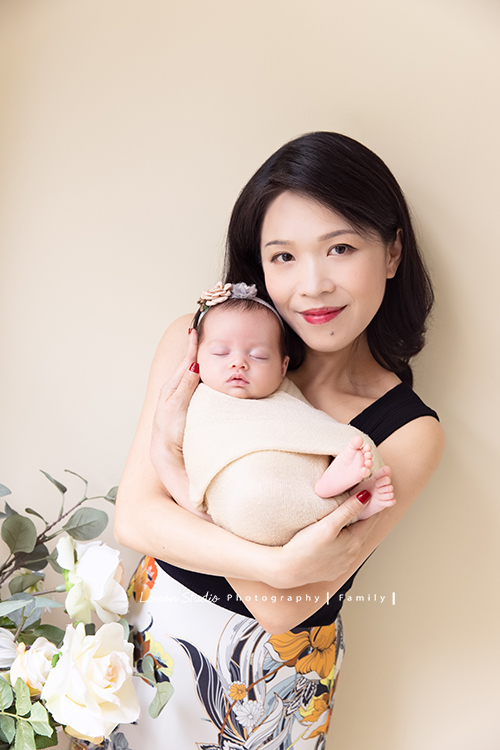 蕙瑜＆家瑜兩姊妹的寶寶們都剛出生不久，剛好這時先生們都在國外，姐妹倆和爸爸媽媽及家中的可愛貴賓狗狗一起來拍寶寶寫真，這張是蕙瑜和剛滿月的寶寶的合照！