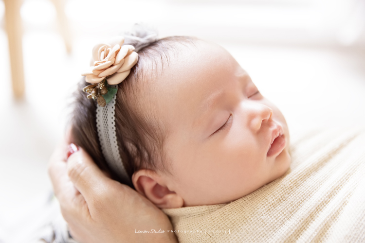 蕙瑜＆家瑜兩姊妹的寶寶們都剛出生不久，剛好這時先生們都在國外，姐妹倆和爸爸媽媽及家中的可愛貴賓狗狗一起來拍寶寶寫真，這張是蕙瑜剛滿月的寶寶的獨照！好清秀的小美女啊！