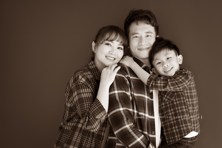 剛滿五歲的杰睿跟爸拔媽麻來拍家庭寫真,這張是杰睿跟爸爸媽麻的黑白全家福合照,三人好可愛啊!