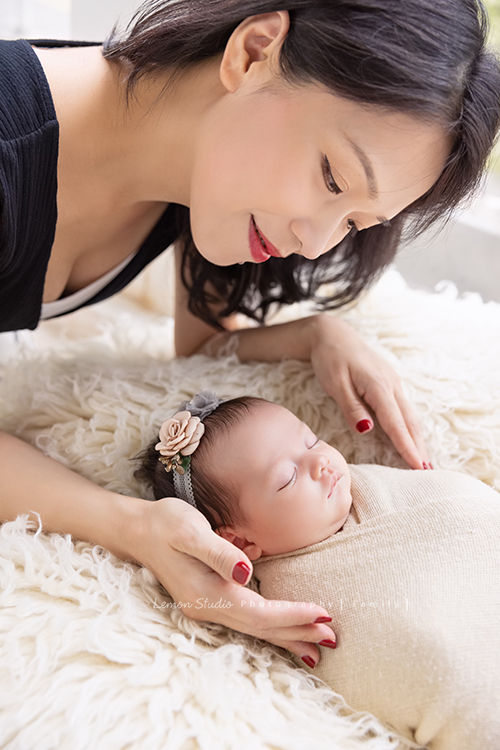 蕙瑜＆家瑜兩姊妹的寶寶們都剛出生不久，剛好這時先生們都在國外，姐妹倆和爸爸媽媽及家中的可愛貴賓狗狗一起來拍寶寶寫真，這張是蕙瑜和剛滿月的寶寶的合照！寶寶睡著的樣子好可愛啊！