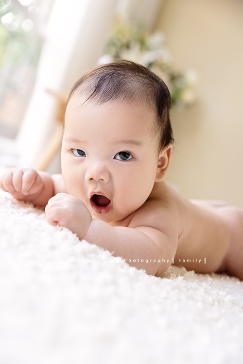 蕙瑜＆家瑜兩姊妹的寶寶們都剛出生不久，剛好這時先生們都在國外，姐妹倆和爸爸媽媽及家中的可愛貴賓狗狗一起來拍寶寶寫真，這張是家瑜的三個月大的寶寶的獨照！逗趣的表情好可愛啊！