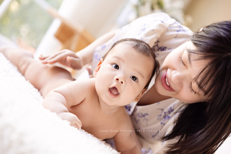 蕙瑜＆家瑜兩姊妹的寶寶們都剛出生不久，剛好這時先生們都在國外，姐妹倆和爸爸媽媽及家中的可愛貴賓狗狗一起來拍寶寶寫真，這張是家瑜和三個月大的寶寶一起的合照！寶寶的眼睛好大！