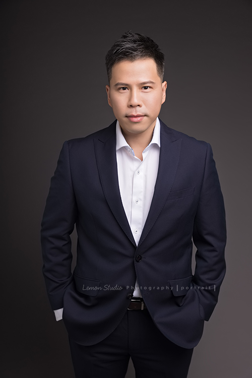 在房仲業15年的世典來拍形象照,世典擅長團隊整合與培訓、陌生開發技巧、商業談判,疫情期間房地產市場萎靡之時,成功帶領團隊逆勢成長一年內全公司排名提升50名,成績斐然!這張世典看著鏡頭的眼神炯炯有神、很有魅力!