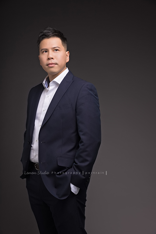 在房仲業15年的世典來拍形象照,世典擅長團隊整合與培訓、陌生開發技巧、商業談判,疫情期間房地產市場萎靡之時,成功帶領團隊逆勢成長一年內全公司排名提升50名,成績斐然!這張世典眼看遠方,很英俊挺拔的一張個人形象照!