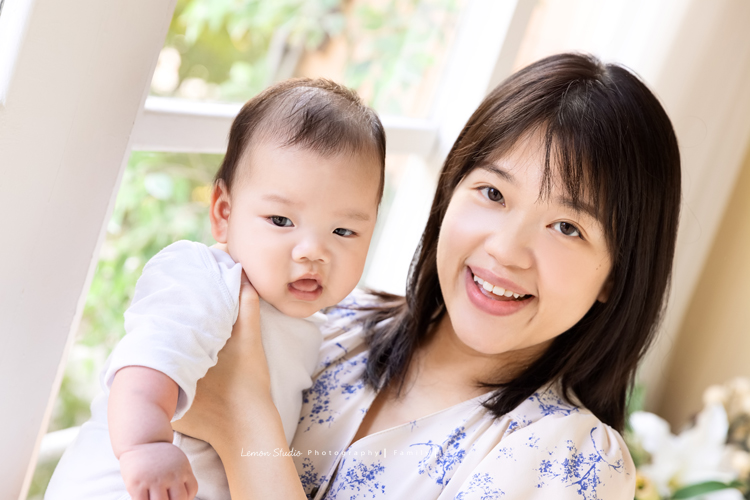 蕙瑜＆家瑜兩姊妹的寶寶們都剛出生不久，剛好這時先生們都在國外，姐妹倆和爸爸媽媽及家中的可愛貴賓狗狗一起來拍寶寶寫真，這張是家瑜和三個月大的寶寶一起的合照！
