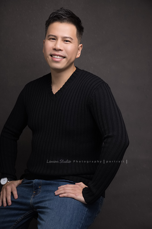 在房仲業15年的世典來拍形象照,世典擅長團隊整合與培訓、陌生開發技巧、商業談判,疫情期間房地產市場萎靡之時,成功帶領團隊逆勢成長一年內全公司排名提升50名,成績斐然!這張世典坐在灰背景前比較輕鬆舒服的姿勢!呈現有氣質生活的一面!