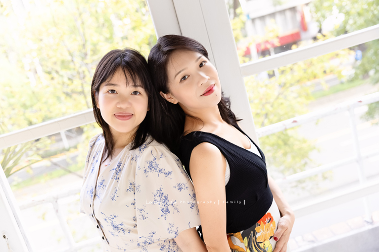 蕙瑜＆家瑜兩姊妹的寶寶們都剛出生不久，剛好這時先生們都在國外，姐妹倆和爸爸媽媽及家中的可愛貴賓狗狗一起來拍寶寶寫真，這張姐妹倆的合照！兩人都剛生完寶寶不久，兩人都好美啊！