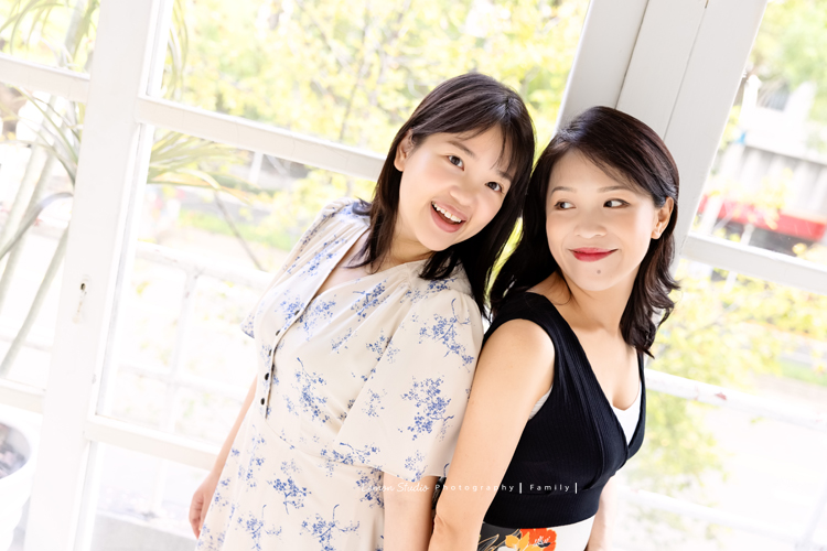 蕙瑜＆家瑜兩姊妹的寶寶們都剛出生不久，剛好這時先生們都在國外，姐妹倆和爸爸媽媽及家中的可愛貴賓狗狗一起來拍寶寶寫真，這張姐妹倆的合照！