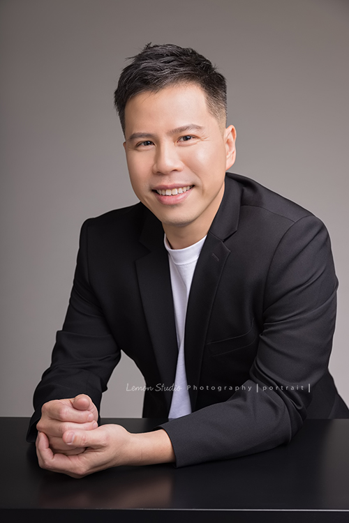 在房仲業15年的世典來拍形象照,世典擅長團隊整合與培訓、陌生開發技巧、商業談判,疫情期間房地產市場萎靡之時,成功帶領團隊逆勢成長一年內全公司排名提升50名,成績斐然!這張世典手放在桌上,攝影師燈光打得很棒!整個人散發出自信的氣質!