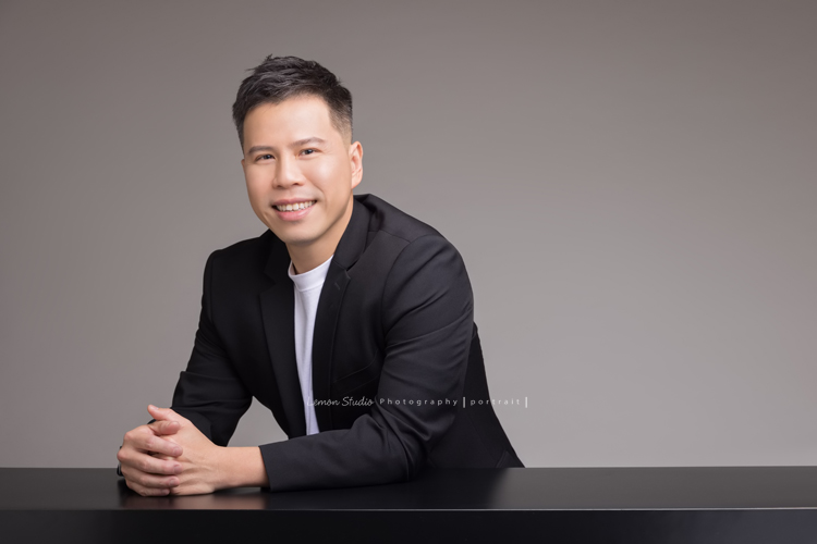 在房仲業15年的世典來拍形象照,世典擅長團隊整合與培訓、陌生開發技巧、商業談判,疫情期間房地產市場萎靡之時,成功帶領團隊逆勢成長一年內全公司排名提升50名,成績斐然!這張世典坐在桌子前面拍攝,很有專業感!