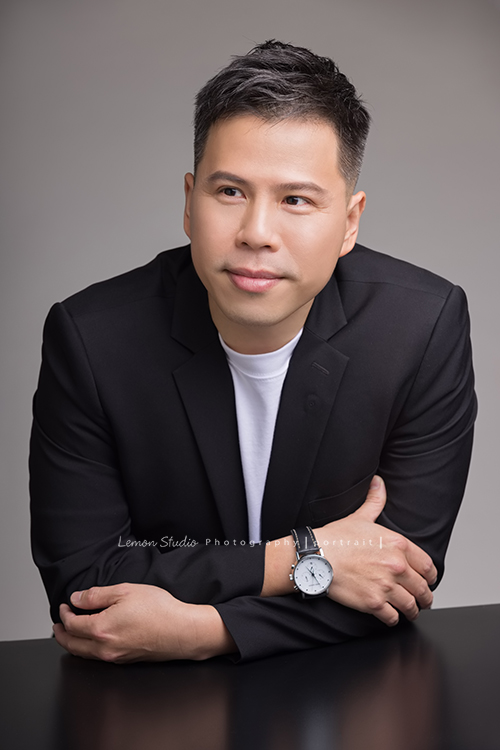 在房仲業15年的世典來拍形象照,世典擅長團隊整合與培訓、陌生開發技巧、商業談判,疫情期間房地產市場萎靡之時,成功帶領團隊逆勢成長一年內全公司排名提升50名,成績斐然!這張世典手放在桌上,攝影師燈光打得很棒!帶著沈穩自信內斂感覺的一張個人形象照!
