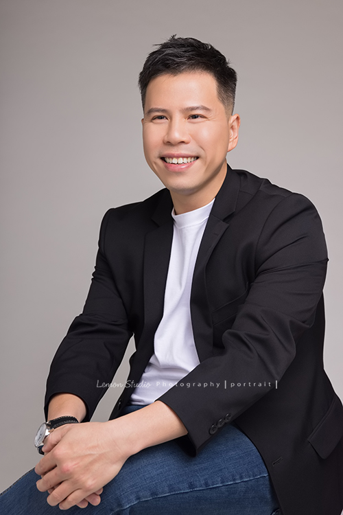 在房仲業15年的世典來拍形象照,世典擅長團隊整合與培訓、陌生開發技巧、商業談判,疫情期間房地產市場萎靡之時,成功帶領團隊逆勢成長一年內全公司排名提升50名,成績斐然!這張世典坐著笑著側看前方,很有親和力的感覺!