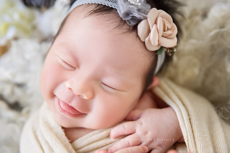 嘉葆媽麻一家人在寶寶 26天大時來工作室拍新生兒寫真，這張是寶寶在睡夢中笑得好開心的樣子！好可愛！寶寶夢到了什麼呢？