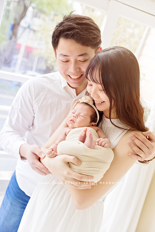 嘉葆媽麻一家人在寶寶 26天大時來工作室拍新生兒寫真，這張是一家三口的合照！
