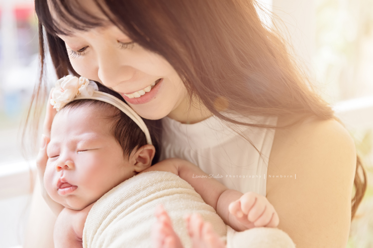 嘉葆媽麻一家人在寶寶 26天大時來工作室拍新生兒寫真，這張是媽麻和寶寶的合照，媽麻笑得好漂亮好開心啊！