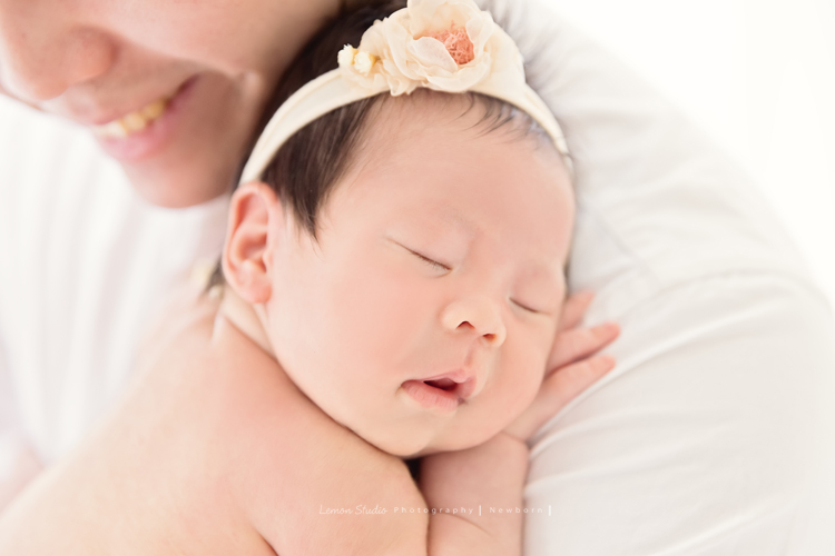 嘉葆媽麻一家人在寶寶 26天大時來工作室拍新生兒寫真，這張是寶寶趴睡在爸拔身上！