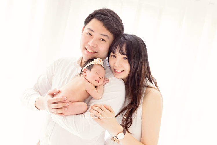 嘉葆媽麻一家人在寶寶 26天大時來工作室拍新生兒寫真，這張是一家人開心地合照！迎接新生命真的很開心啊！
