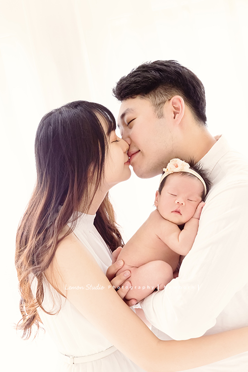嘉葆媽麻一家人在寶寶 26天大時來工作室拍新生兒寫真，這張是美麗的一家人的合照！