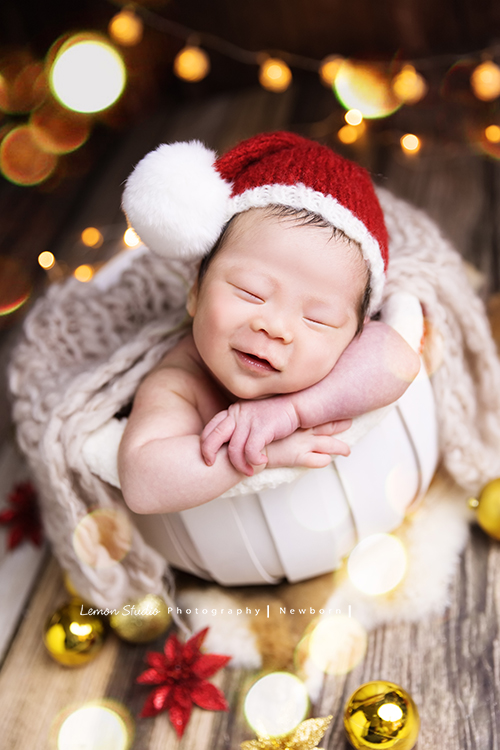 嘉葆媽麻一家人在寶寶 26天大時來工作室拍新生兒寫真，這張是在睡夢中微笑！