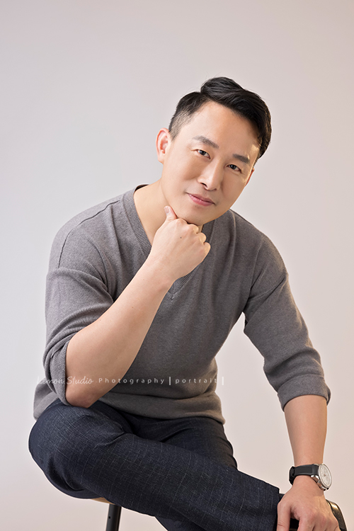 曾是軍職的 Mark來拍個人形象照,退伍後的他從事房地產業,帥氣的 Mark拍起來很有韓國帥氣歐巴的感覺啊,站姿的姿勢都非常的英挺好看,這張Mark換個白色背景,也換不同的燈光,拍出來又是不同的感覺!