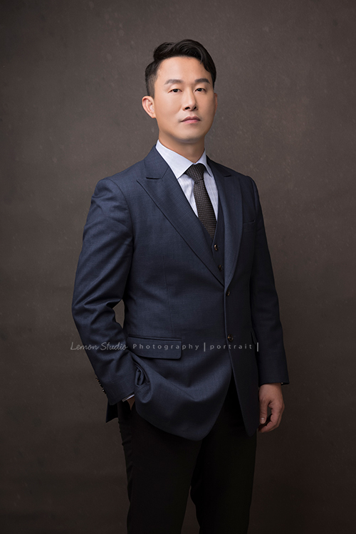 曾是軍職的 Mark來拍個人形象照,退伍後的他從事房地產業,帥氣的 Mark拍起來很有韓國帥氣歐巴的感覺啊,站姿的姿勢都非常的英挺好看,這張Mark表情收了許多,一隻手放在口袋,非常英挺帥氣的一張相片!