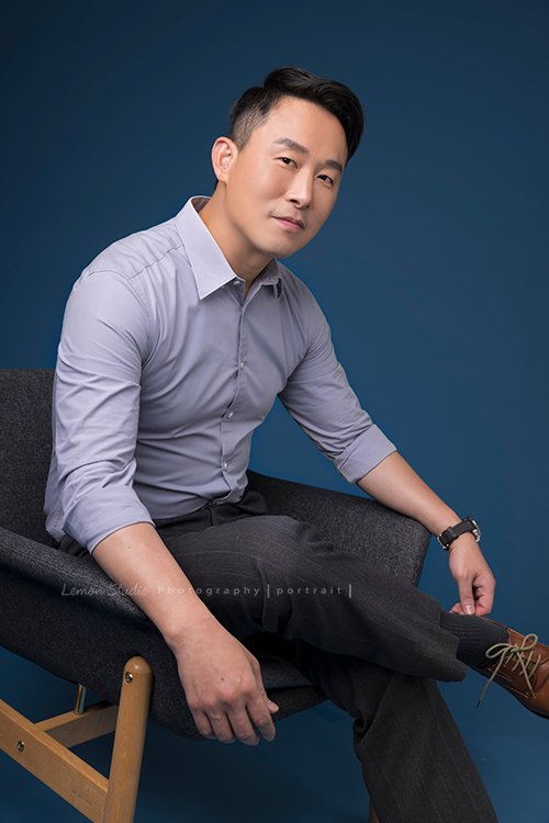 曾是軍職的 Mark來拍個人形象照,退伍後的他從事房地產業,帥氣的 Mark拍起來很有韓國帥氣歐巴的感覺啊,站姿的姿勢都非常的英挺好看,這張Mark坐在椅子上較輕鬆地姿勢,仍然是帥氣地看著鏡頭!