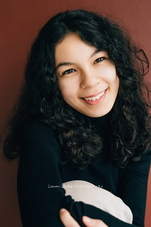 Frances媽麻帶著14歲的瑋秦來拍個人寫真,在黎爸的引導下,拍出了許多瑋秦不同的面貌,這張是瑋秦正對著鏡頭正在微笑的臉部特寫!