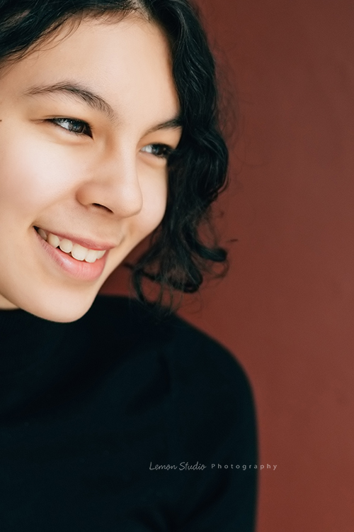 Frances媽麻帶著14歲的瑋秦來拍個人寫真,在黎爸的引導下,拍出了許多瑋秦不同的面貌,這張是瑋秦側臉正在微笑的特寫,好美啊!