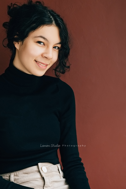 Frances媽麻帶著14歲的瑋秦來拍個人寫真,在黎爸的引導下,拍出了許多瑋秦不同的面貌,這張是瑋秦把頭髮紮起來,看著鏡頭微笑!