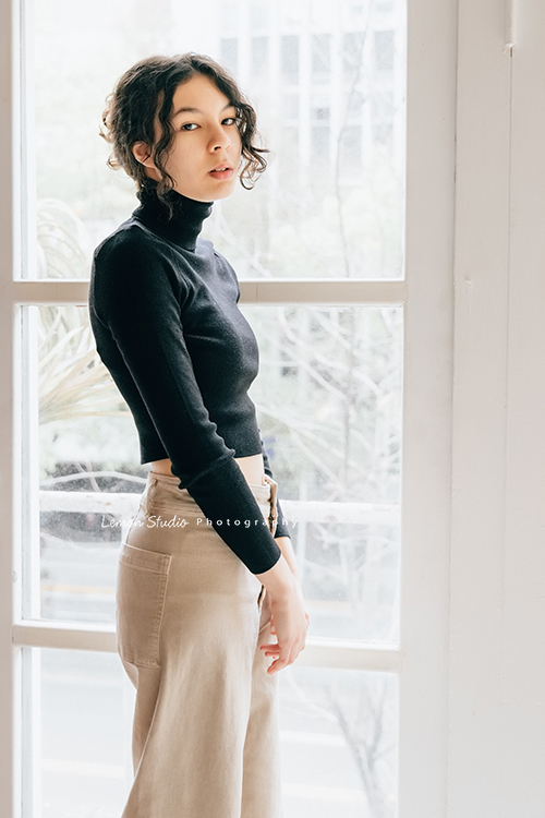 Frances媽麻帶著14歲的瑋秦來拍個人寫真,在黎爸的引導下,拍出了許多瑋秦不同的面貌,這張瑋秦站在窗前看著鏡頭好美!