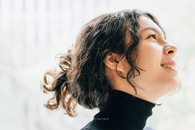 Frances媽麻帶著14歲的瑋秦來拍個人寫真,在黎爸的引導下,拍出了許多瑋秦不同的面貌,這張是瑋秦的側臉特寫,瑋秦的笑容好美!