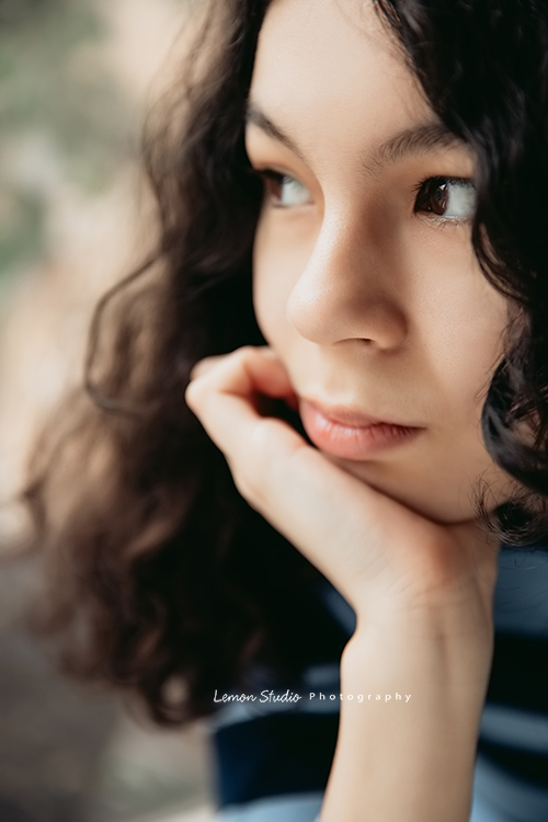 Frances媽麻帶著14歲的瑋秦來拍個人寫真,在黎爸的引導下,拍出了許多瑋秦不同的面貌,這張瑋秦手拖下巴沒看鏡頭,這就是平常可愛的她!